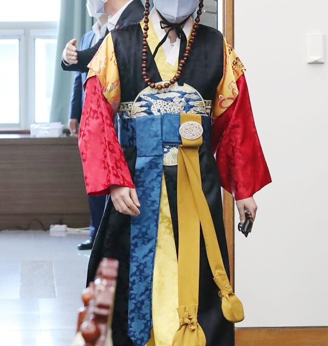 탁현민 ‘사또 옷’ 등장…국무회의에 한복 물결 [포착]