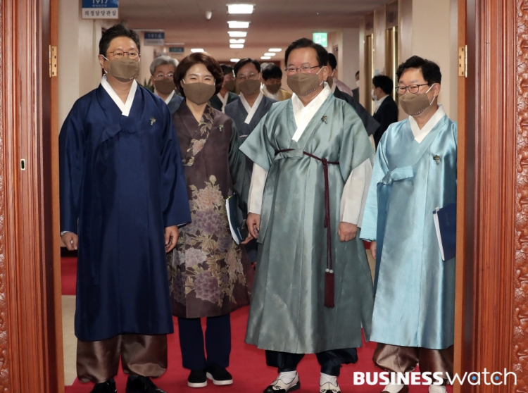 국무회의 한복 물결