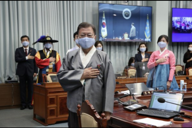 文대통령 ‘한복’입고 국무회의 주재 “한국 문화에 세계가 열광”
