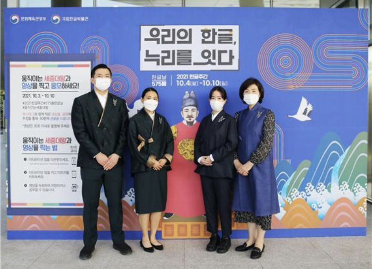 한복근무복이라…멋지네요!