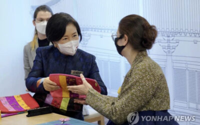 “블랙핑크 한복에 썼던 천” 김정숙 여사 선물에 ‘와∼’