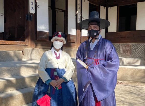 中 보란 듯..”韓 전통옷” 한복 입은 사진 올린 美대사대리