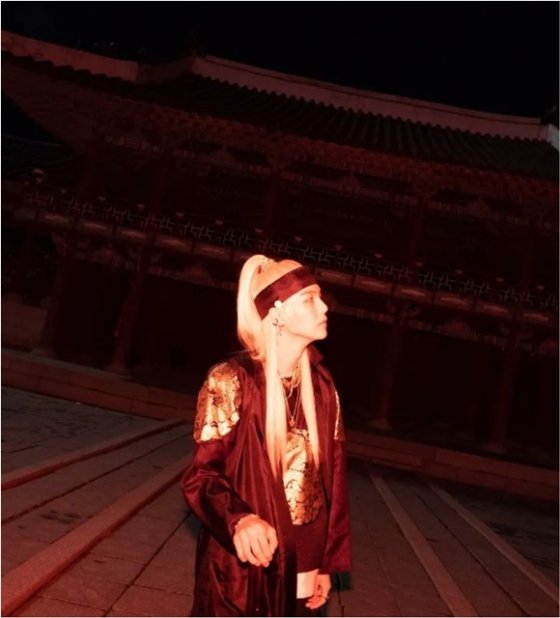 BTS 슈가, 한복 입은 사진…中 한복 논란 저격?