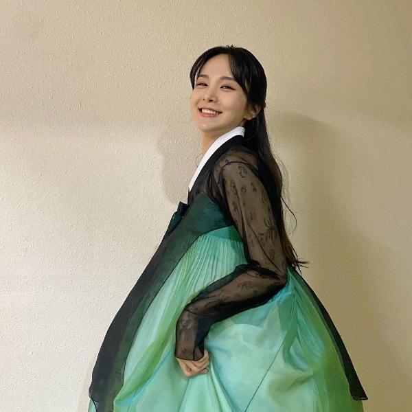 송소희, 검정 시스루 한복 자태… ‘성숙해진 분위기’