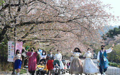 서울대공원서 ‘한복’ 입고 ‘꽃의 숲’ 달려요