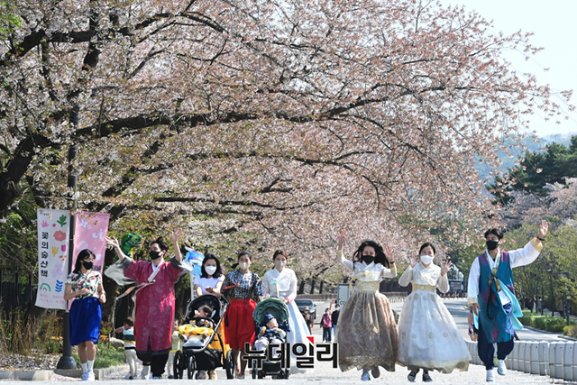 서울대공원서 ‘한복’ 입고 ‘꽃의 숲’ 달려요