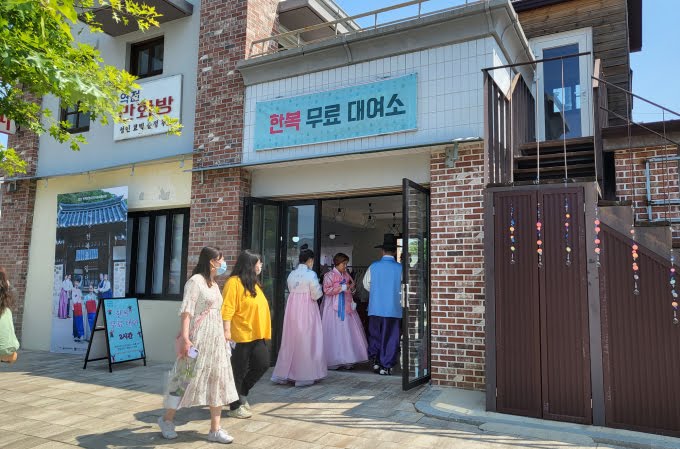 곡성군 “한복 입으면 섬진강기차마을 무료 입장”