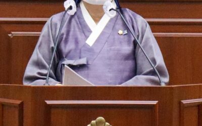 한복 입고 의정 활동하는 이희자 부산 동구의원