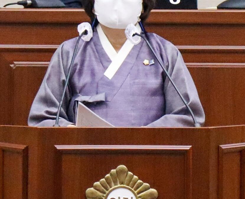 한복 입고 의정 활동하는 이희자 부산 동구의원