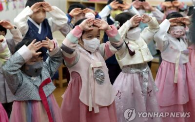 한복 차려입고 예절 교육