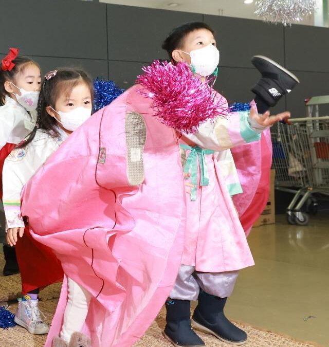 [포토] ‘한복 입고 전통놀이 제기차기’
