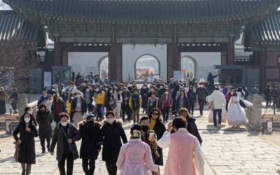 봄 같은 겨울…경복궁서 한복 데이트