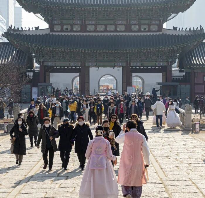 봄 같은 겨울…경복궁서 한복 데이트