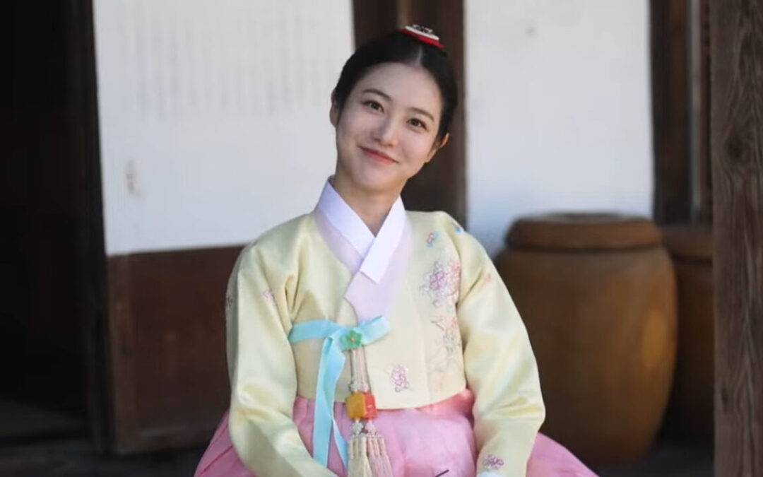 ‘첫 사극 도전’ 신예은 포스터 촬영 현장…”사실 외모에 제일 집중했죠♥”