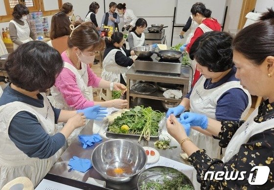 “사찰음식 만들어요”…옥천전통문화체험관 탐미여행 인기
