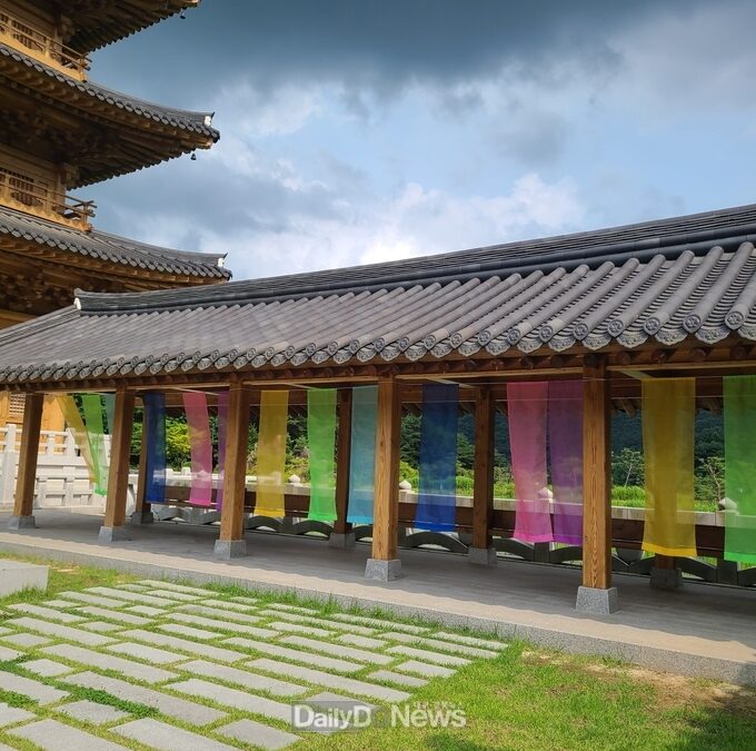 사명대사공원, 한복입고 포토존에서 사진 찍어요