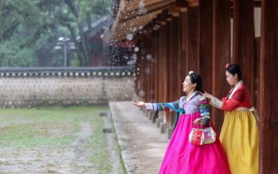 [포토] 반갑다 가을비…한복 입고 캠퍼스 거니는 중국인 유학생