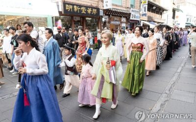 인사동 거리에서 한복 퍼레이드